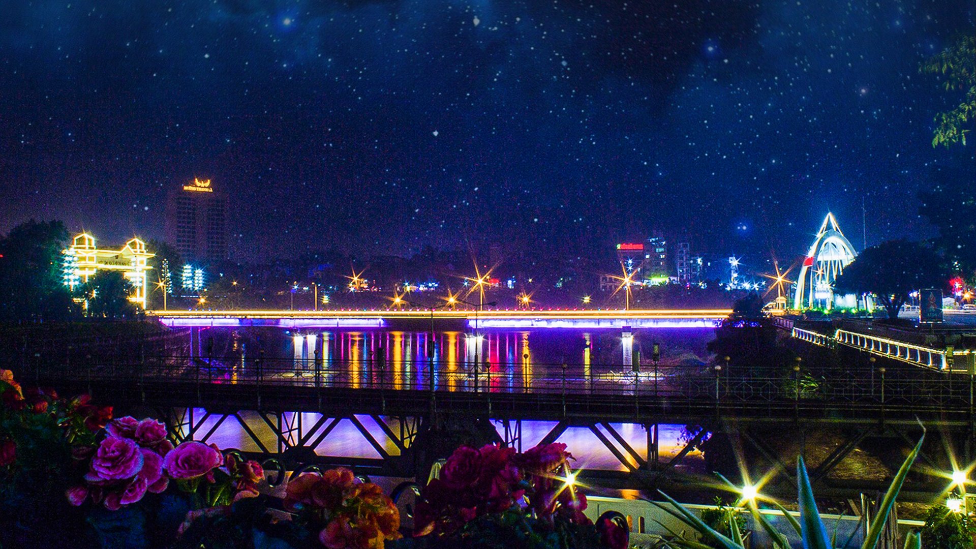 滇越铁路铁桥夜景 三角梅与星空